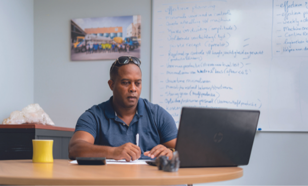 Angelo Bonevacia, betontechnoloog/KAM-coördinator bij Betonindustrie Brievengat